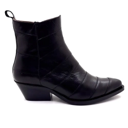 Minka Justine Cuero Negro