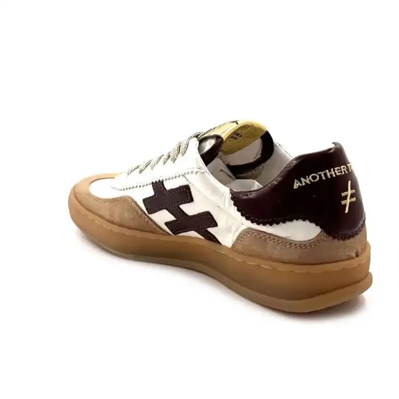 Un altro modello Trend A032 T4 in pelle verniciata bianca e marrone e camoscio color nocciola Ivoire Chaussures