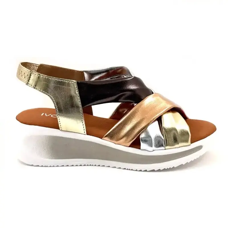 Sandali con zeppa Zina in pelle Ivoire e finiture metalliche multiple 99,00&nbsp;€