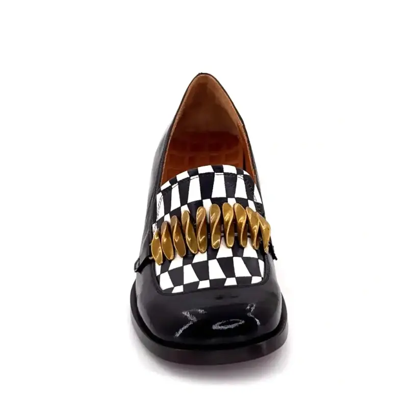 Μοκασίνια Chie Mihara Tibro από μαύρο και άσπρο γυαλιστερό δέρμα με τακούνι Ivoire Chaussures