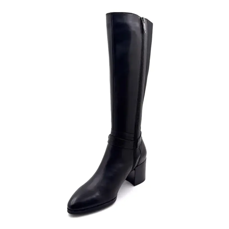 Schauen Sie sich die Sky Boots Taylor-48 aus schwarzem Leder an Ivoire Chaussures