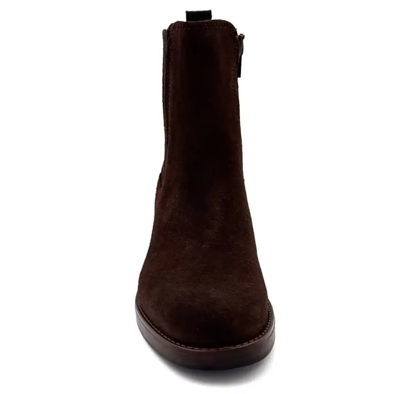 Botas de cano curto com salto na Ivoire , modelo 25781, em camurça marrom Kelly. Ivoire Chaussures
