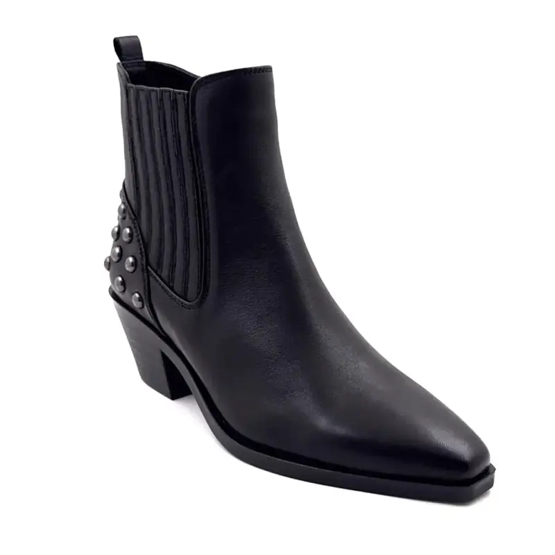 Bota de cano curto Regarde Le Ciel , modelo helly-02, em couro preto com tachas prateadas. Ivoire Chaussures