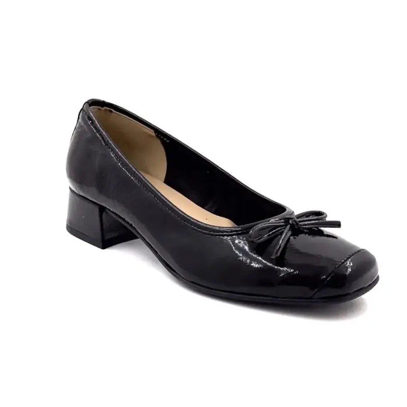 Ivoire Ballerinas mit schwarzen Lederriemen - %shop-name% - %price%