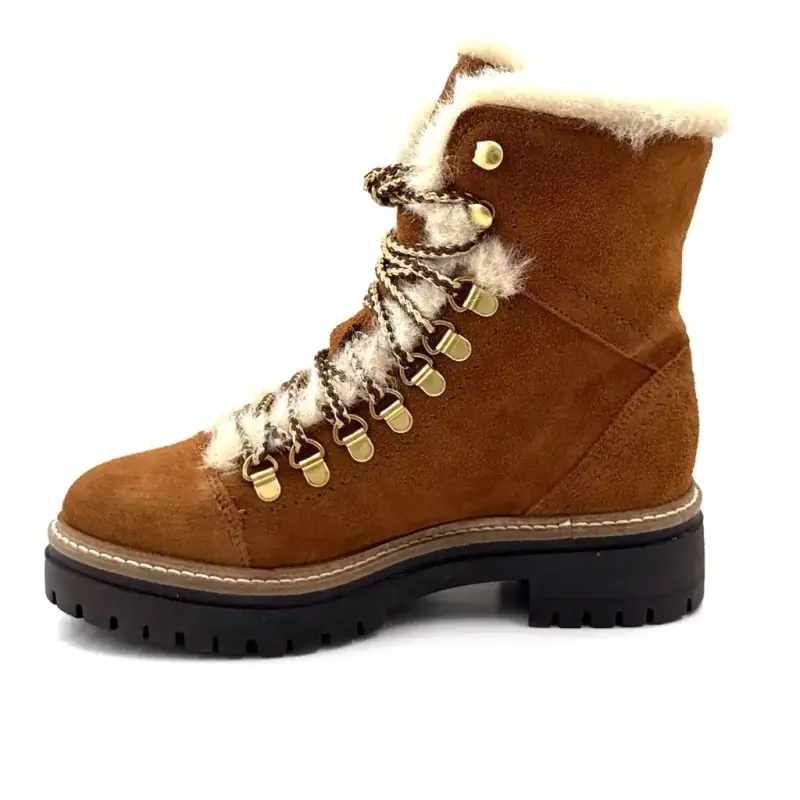Botas de cano curto Layla em camurça cor camelo com forro de pele de carneiro da Hooper Shoes %shop-name%