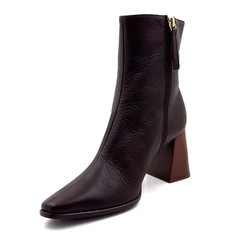 Botas de cano curto Angel Alarcon 26575, em couro granulado marrom.
