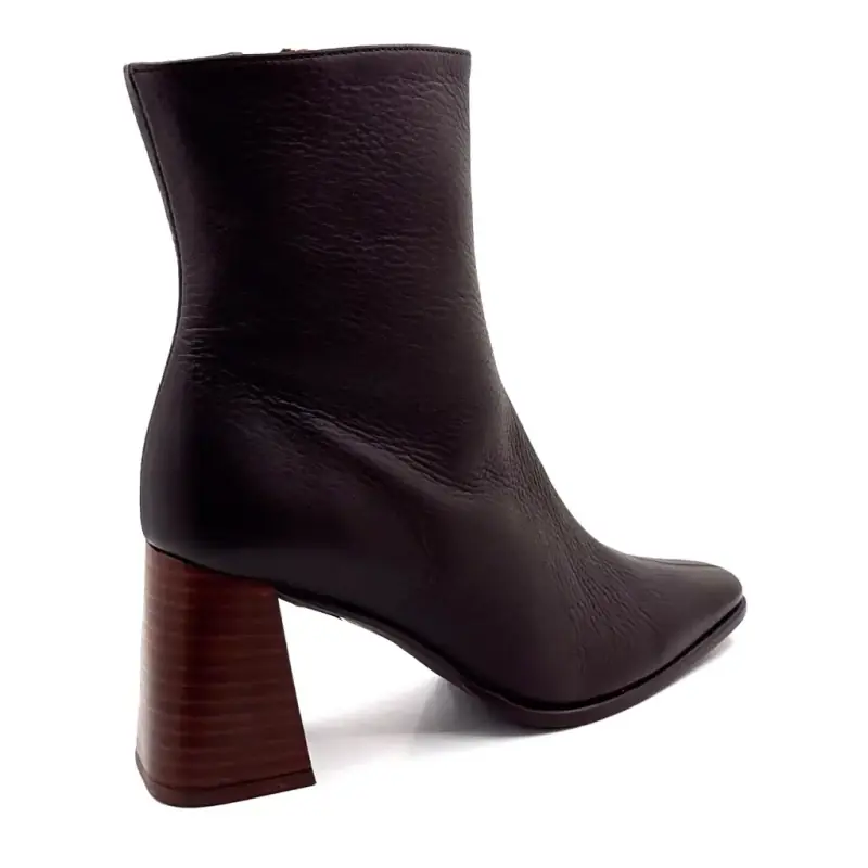 Botas de cano curto Angel Alarcon 26575, em couro granulado marrom.